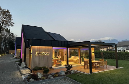 Sencur House | Elegant Warm Bliss Hideaway Escape Lodge - Holiday Home with Hot-Tub and Sauna