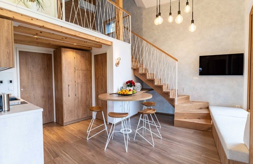 Sencur House | Elegant Warm Bliss Hideaway Escape Lodge - Holiday Home with Hot-Tub