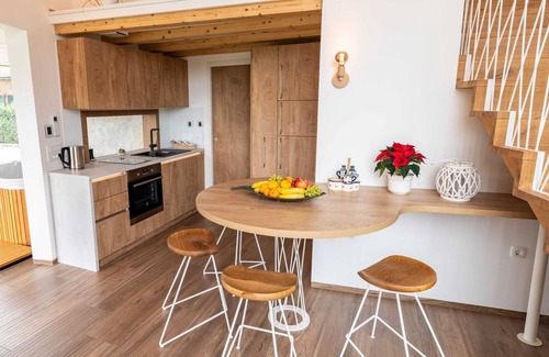 Sencur House | Elegant Warm Bliss Hideaway Escape Lodge - Holiday Home with Hot-Tub