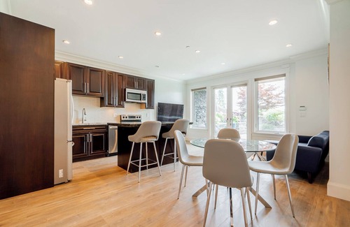 Dundarave Condo | Elegant West Vancouver Suite