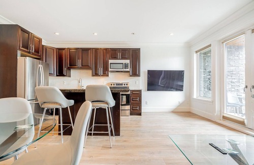 Dundarave Condo | Elegant West Vancouver Suite