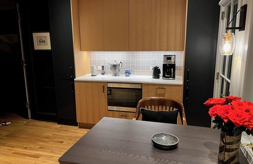 Woodley Park House | Elegantly furnished 4-bedroom townhome with decks, in Woodley Park, Wash. DC