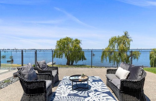 Yarrawonga House | Elements on the Waters Edge, Woodlands