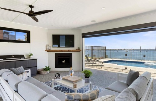 Yarrawonga House | Elements on the Waters Edge, Woodlands