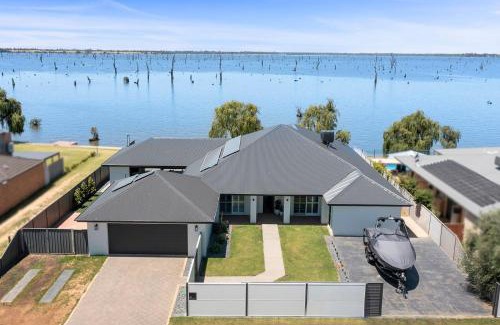 Yarrawonga House | Elements on the Waters Edge, Woodlands