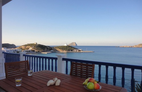Kithira Apartment | Eleni's waterview studio
