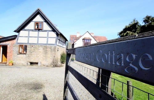 Bromyard Cottage | ELEPHANT COTTAGE, pet friendly, with a garden in Leominster