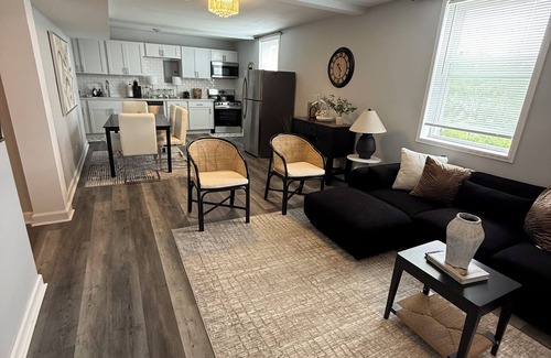 Oak Park Apartment | Elevated & Elegant 4 BD 2BA apartment 25 min to downtown