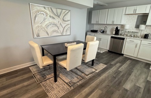 Oak Park Apartment | Elevated & Elegant 4 BD 2BA apartment 25 min to downtown