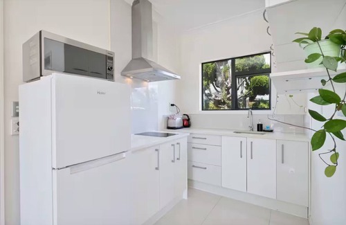 Henderson House | Elevated Family Sized Guest-house with Beautiful Views