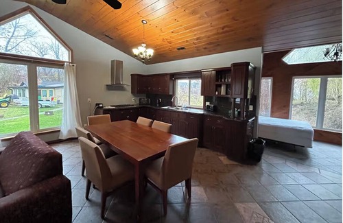 Leamington Cabin | Elias Cabin CliffsidenA Cozy Getaway in Nature's Embrace