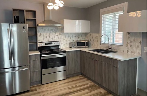 Leamington Apartment | Elias Plaza Apt 1 nStylish Apartment in the Heart of Downtown