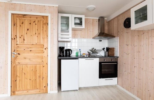 Hamnøya Hotel | Eliassen Rorbuer