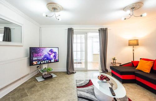 Valence Villa | Elite 2 Bedroom House in Chadwell Heath/Romford with Free Wifi and Parking upto 4 guests