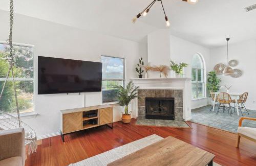 Fossil Creek House | Elite 4BR 2BA Holiday Home with Hot Tub, Pool, and BBQ