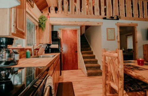 Randle Cabin | Elk Track Cabin, a Secluded 2-bedroom cabin with WiFi, AC in serene Randle
