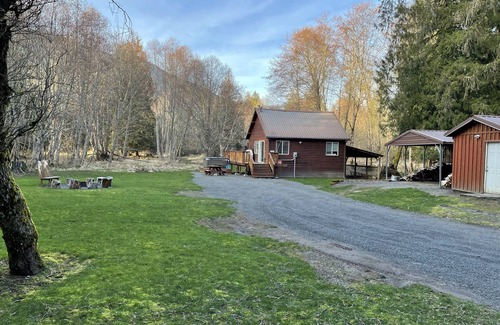 Randle Cabin | Elk Track Cabin, a Secluded 2-bedroom cabin with WiFi, AC in serene Randle