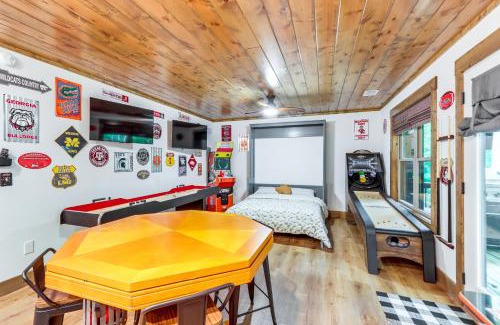 Ellijay House | Ellijay Resort Home with Hot Tub and Fire Pit!