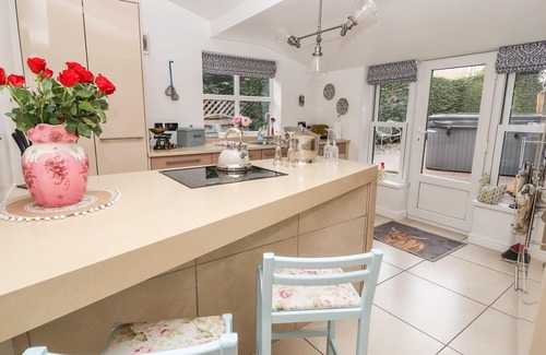 Chester Cottage | ELV COTTAGE, romantic, with hot tub in Chester