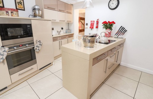 Chester Cottage | ELV COTTAGE, romantic, with hot tub in Chester