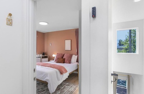 Minor Apartment | Elvis's Sweet Suite - 84 Walkscore