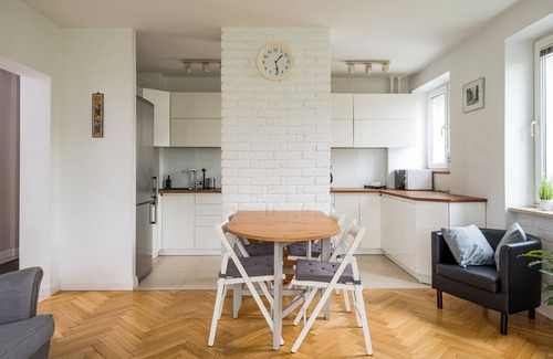 Srodmiescie Apartment | Embassy Avenue At Royal Park