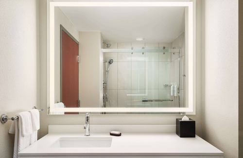 Coliseum Central Hotel | Embassy Suites by Hilton Hampton Convention Center