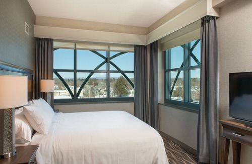 Saratoga Springs Hotel | Embassy Suites Saratoga Springs