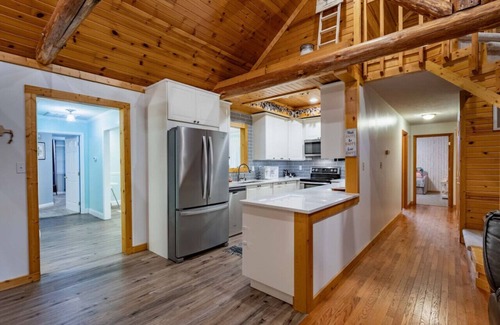 Carterville Cabin | Embers of Cambria - NEW Hot Tub! National parks and Wine Trails - SLEEPS 8