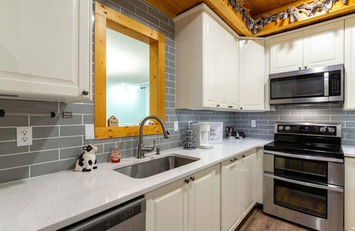 Carterville Cabin | Embers of Cambria - NEW Hot Tub! National parks and Wine Trails - SLEEPS 8