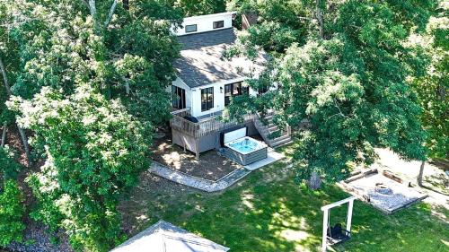 Bowling Green House | Embrace Nature in this Lakefront Cottage with Fire Pit in Charlotte, North Carolina