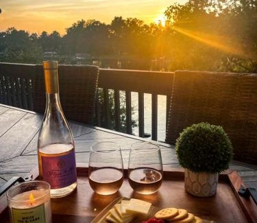 Bowling Green House | Embrace Nature in this Lakefront Cottage with Fire Pit in Charlotte, North Carolina