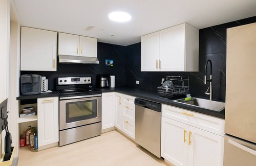 Russell Apartment | Embrun Getaway Near Calypso | 1BR, Kitchen, Laundry, Free Parking