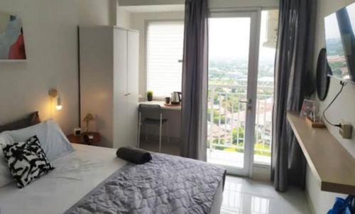 Pondok Aren Apartment | Emerald Bintaro by Kakarama Room