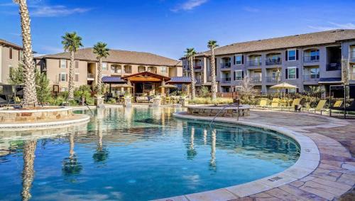 Midland Apartment | Emerald City Luxury Suite ~Fully Gated Community
