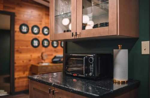 South Bloomingville Cabin | Emerald Edge Hocking Hills Midcentury Cabin W/Hot Tub