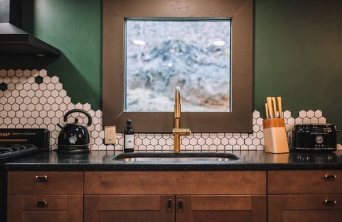 South Bloomingville Cabin | Emerald Edge Hocking Hills Midcentury Cabin W/Hot Tub