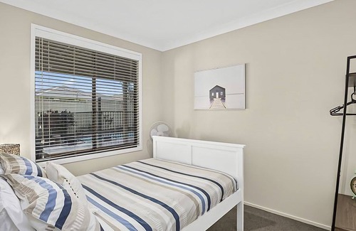 Emerald Beach Apartment | Emerald Hub 1 is one half of Emerald Hub, with its own entrance, kitchen, lounge room and bathroom