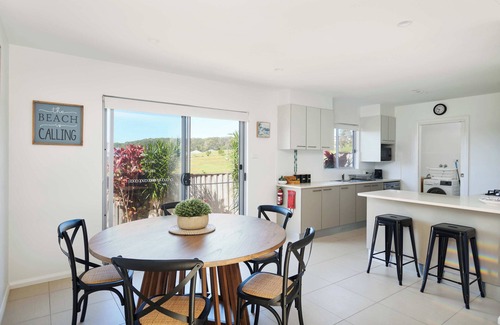 Diamond Beach House | Emerald Sands - Only Minutes Away from the Surf, Sun and Fun at Diamond Beach