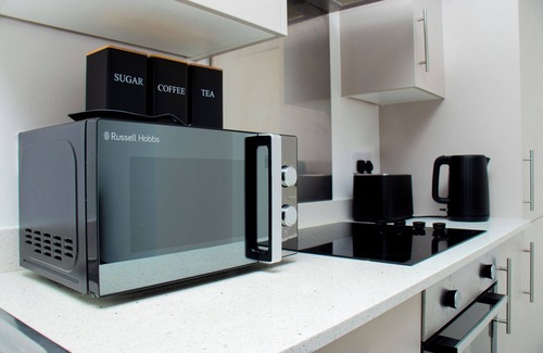 Harlington Apartment | Emerald Suite - 2 Bed Flat by Heathrow, Free Parking