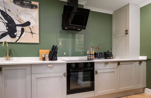 Dalavich Apartment | Emerald Suite, The Stirling Residence