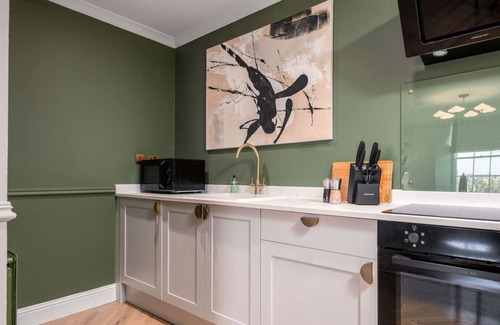 Dalavich Apartment | Emerald Suite, The Stirling Residence