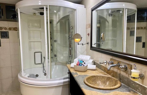 Envigado Villa | Emerald villa+VIP concierge