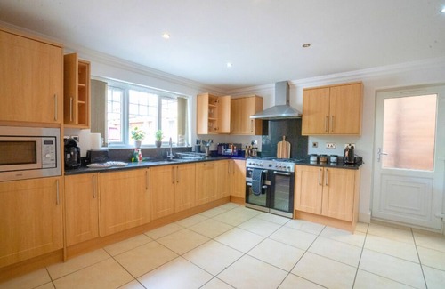 Marston Green House | Emirates Hse 5 Bed Deluxe, 3 bathrooms king Size Beds, 5 Mins Airport, NEC & RW