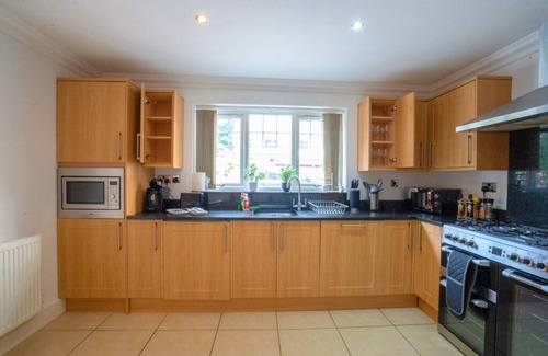 Marston Green House | Emirates Hse 5 Bed Deluxe, 3 bathrooms king Size Beds, 5 Mins Airport, NEC & RW