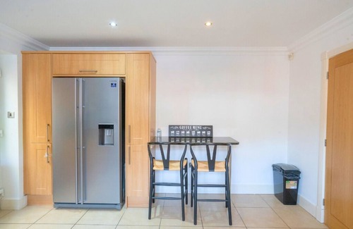 Marston Green House | Emirates Hse 5 Bed Deluxe, 3 bathrooms king Size Beds, 5 Mins Airport, NEC & RW