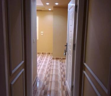 Shurtah al-Dakhlah Apartment | Empty room without furniture in an apartment