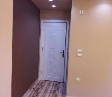 Shurtah al-Dakhlah Apartment | Empty room without furniture in an apartment