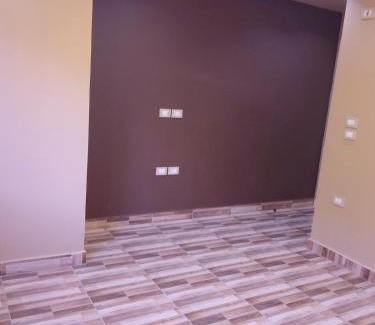 Shurtah al-Dakhlah Apartment | Empty room without furniture in an apartment