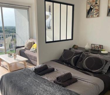 Mons-en-Baroeul Apartment | En hauteur, au pied du métro & 7mn du centre Lille